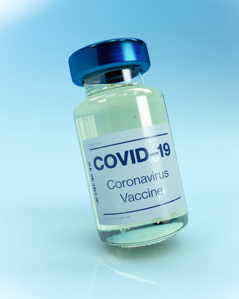 Milioni spesi, responsabilità assenti: cosa rivelano i contratti sui vaccini